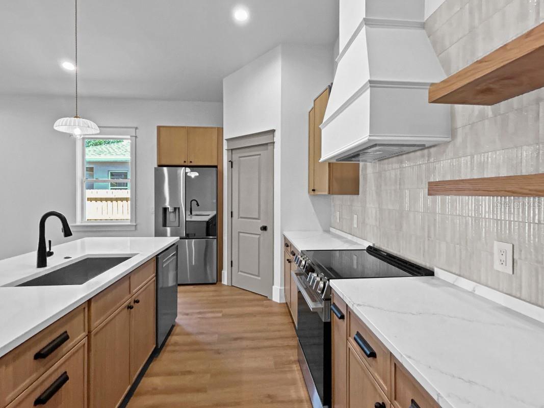 Listing photo id 6 for 1607 Gray Street S