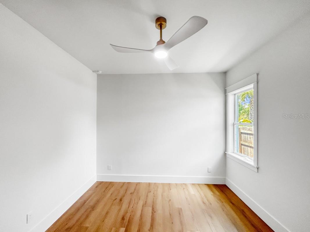 Listing photo id 9 for 1601 Gray Street S