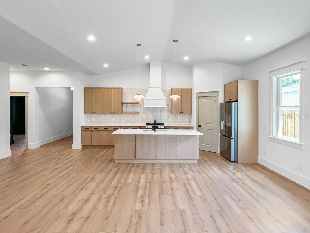 Listing photo id 13 for 1601 Gray Street S