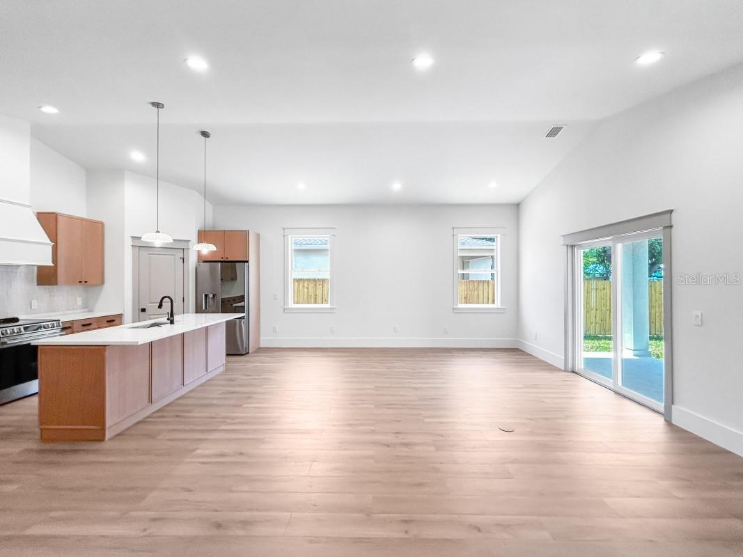 Listing photo id 14 for 1601 Gray Street S