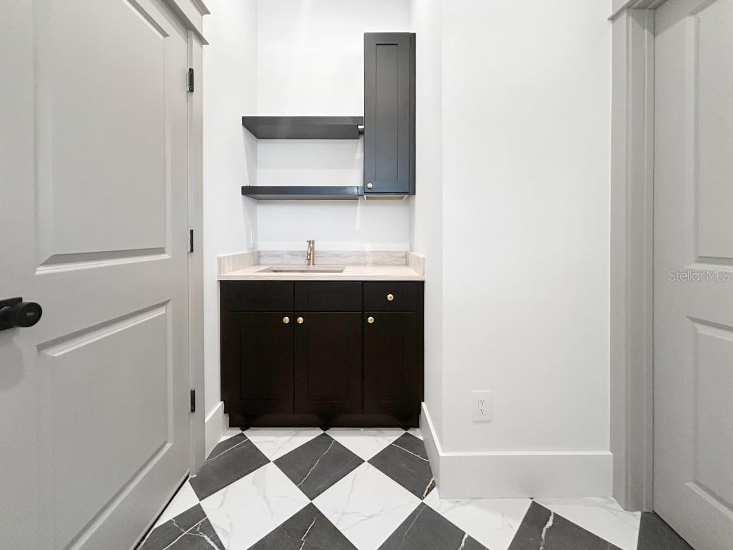 Listing photo id 15 for 1601 Gray Street S