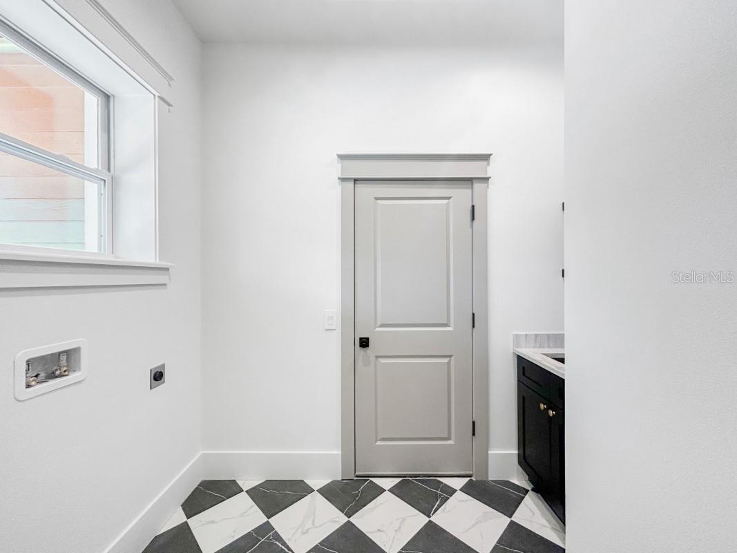 Listing photo id 16 for 1601 Gray Street S