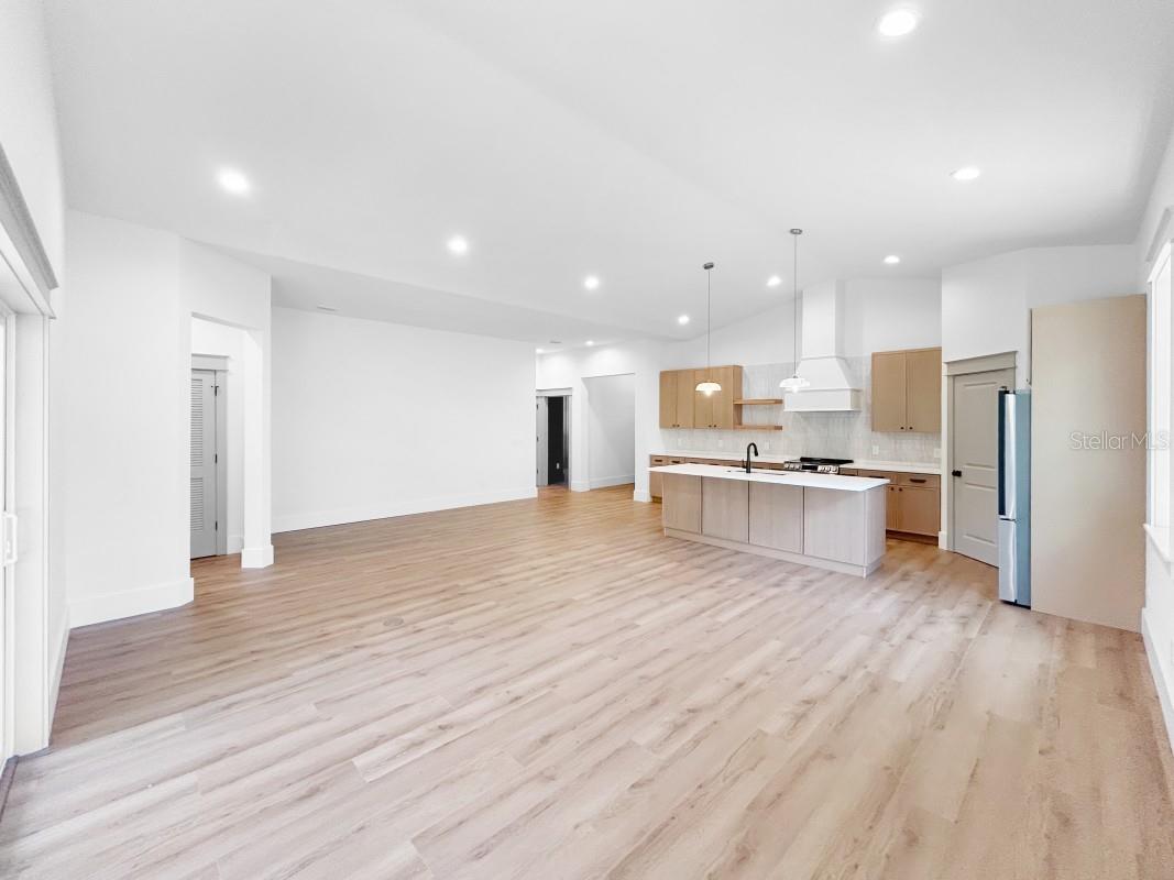 Listing photo id 17 for 1601 Gray Street S