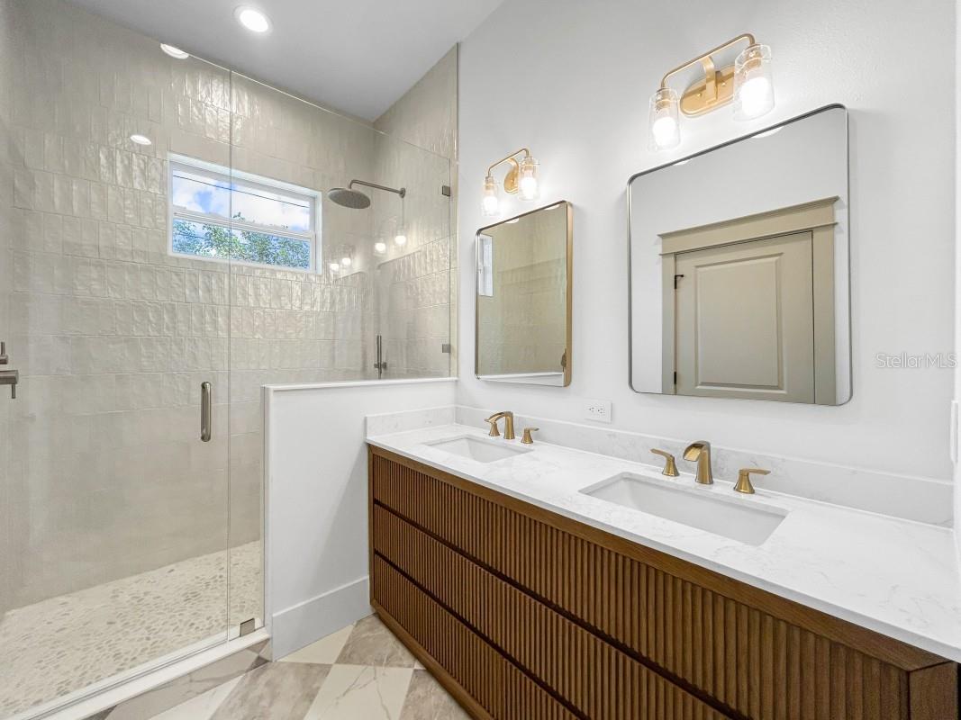 Listing photo id 1 for 1601 Gray Street S