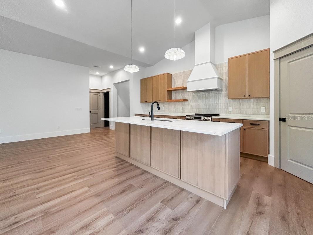 Listing photo id 2 for 1601 Gray Street S