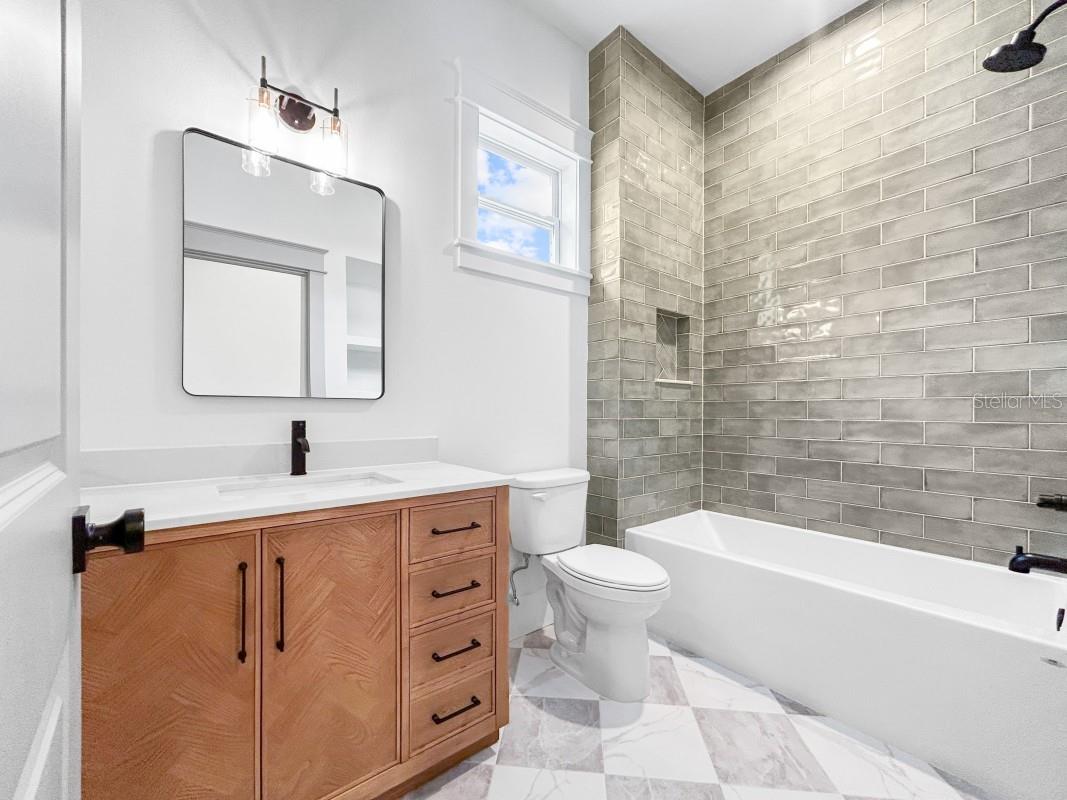 Listing photo id 4 for 1601 Gray Street S