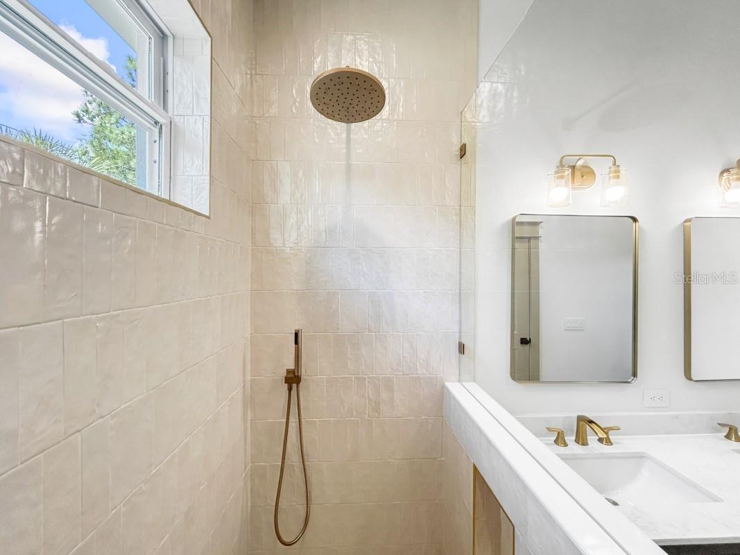 Listing photo id 5 for 1601 Gray Street S