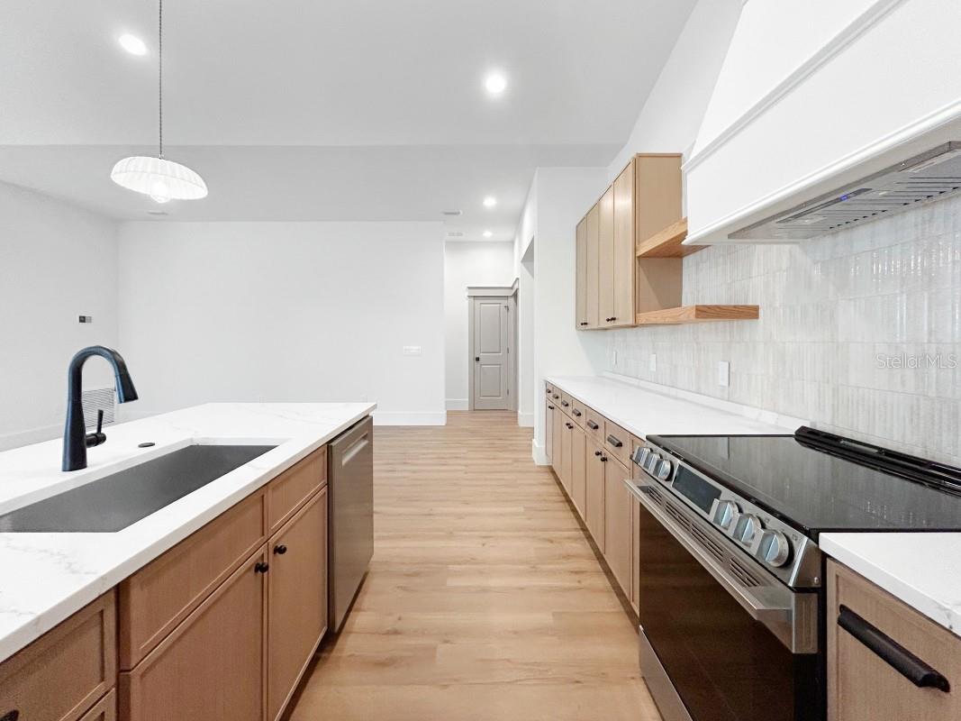 Listing photo id 6 for 1601 Gray Street S