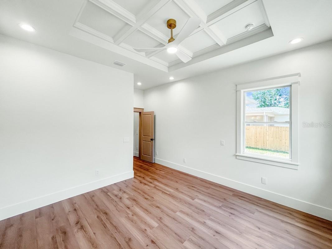 Listing photo id 7 for 1601 Gray Street S