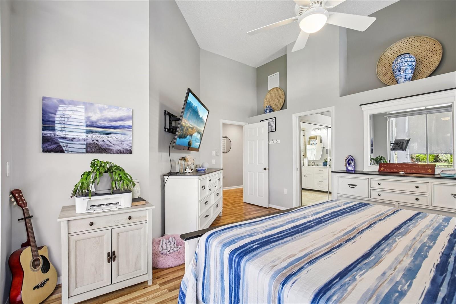 Image 21 of 50 For 667 Crossfield Circle 1