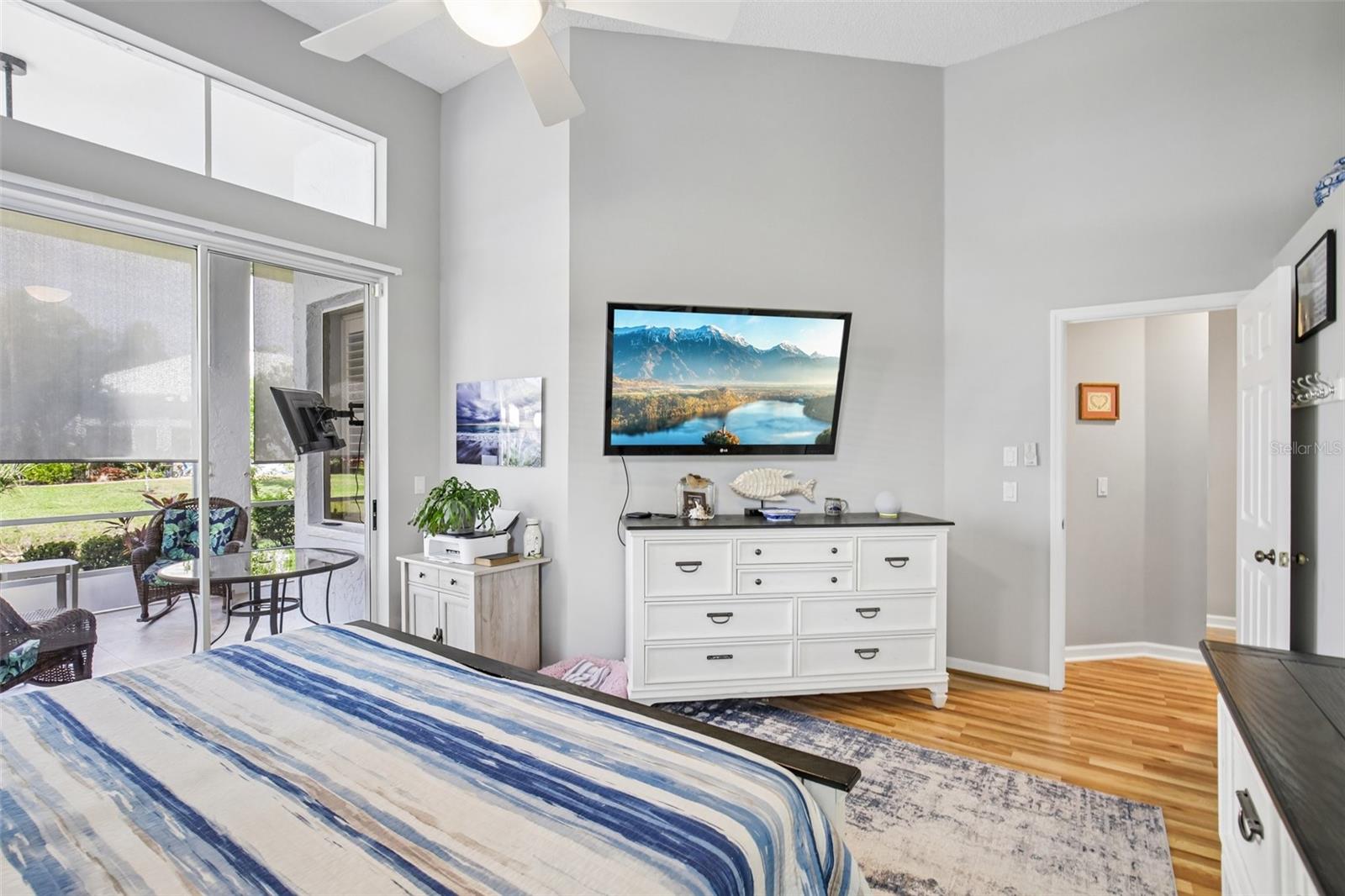 Image 22 of 50 For 667 Crossfield Circle 1