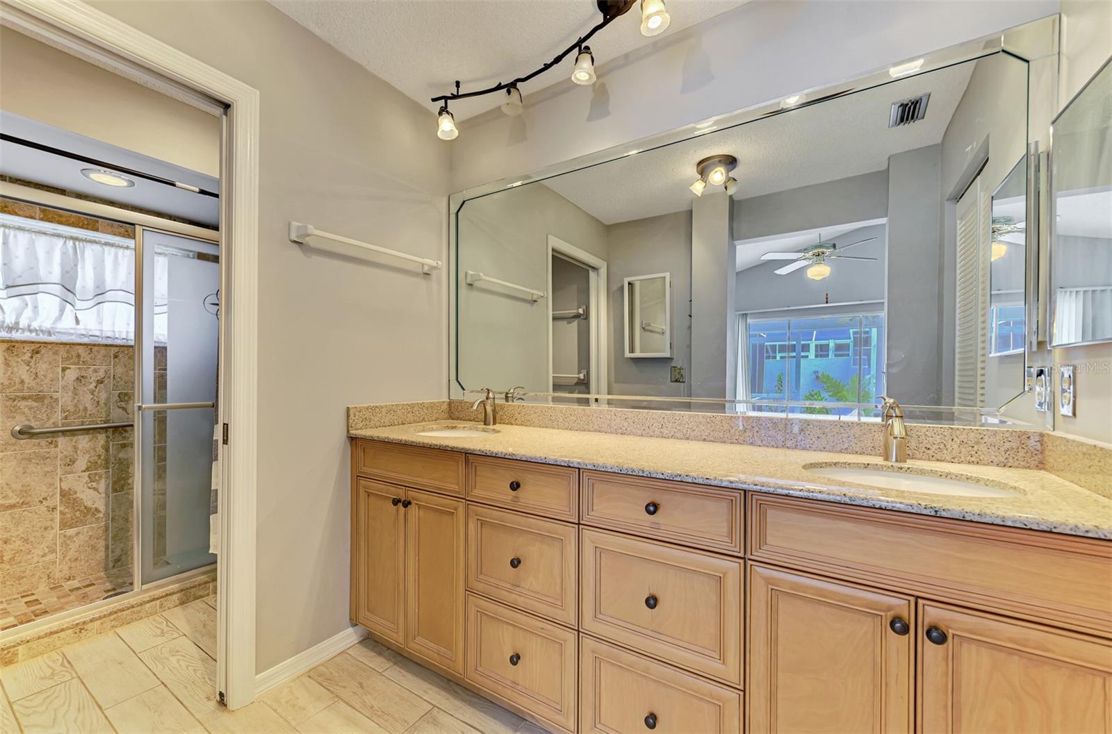 Image 17 of 33 For 4438 Long Common Lane 52