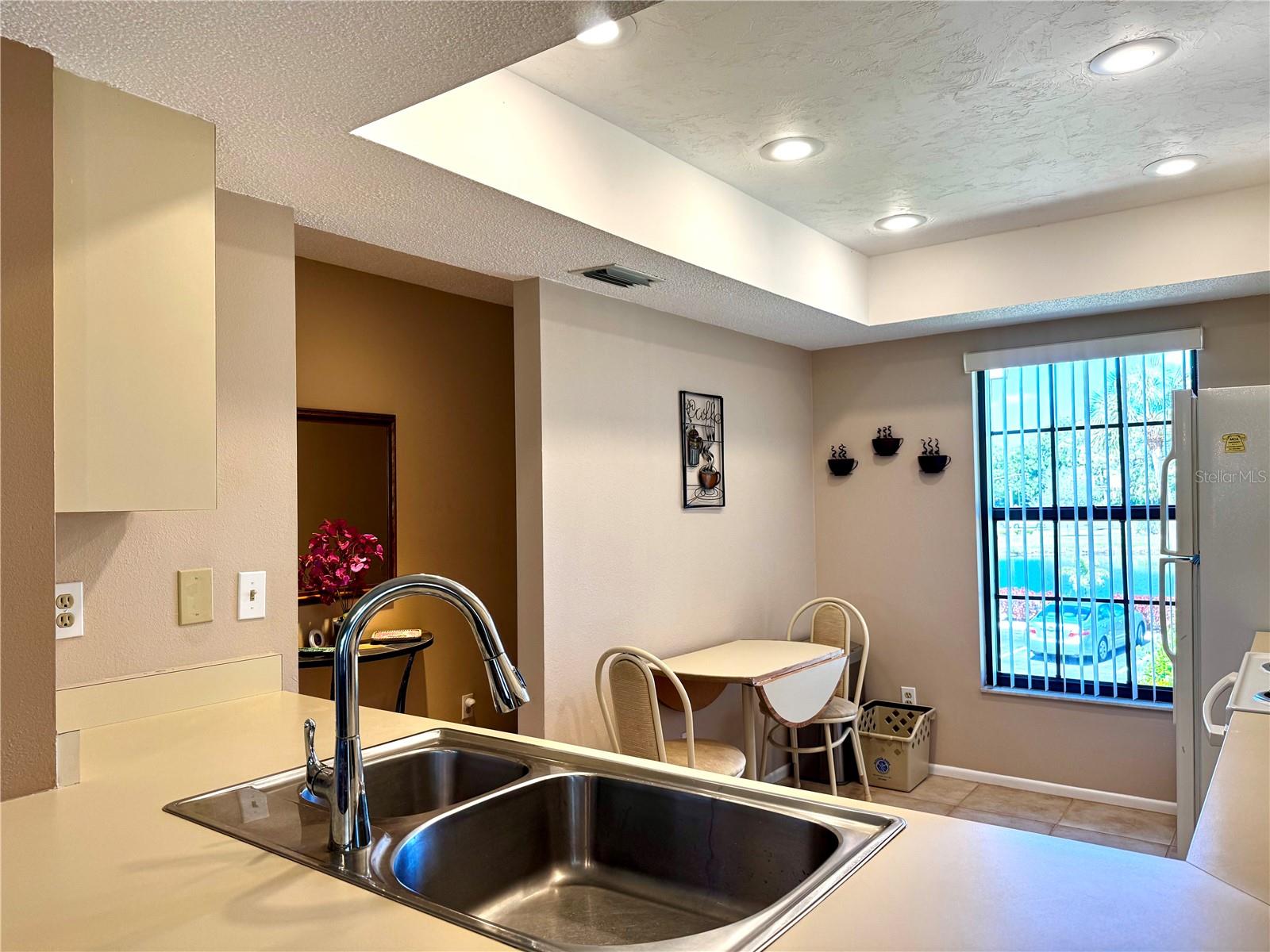 Image 13 of 41 For 4644 Weybridge  10