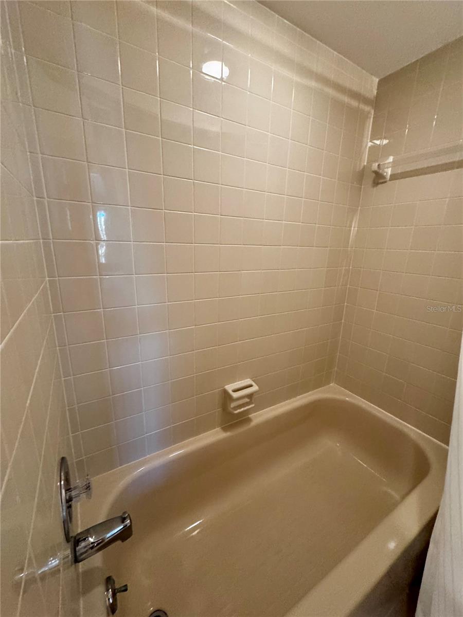 Image 17 of 41 For 4644 Weybridge  10