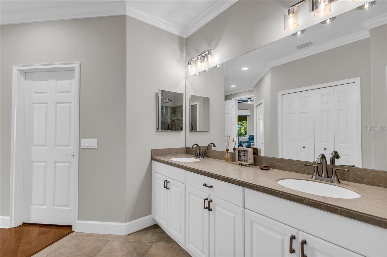 Image 21 of 61 For 927 River Basin Court 201c