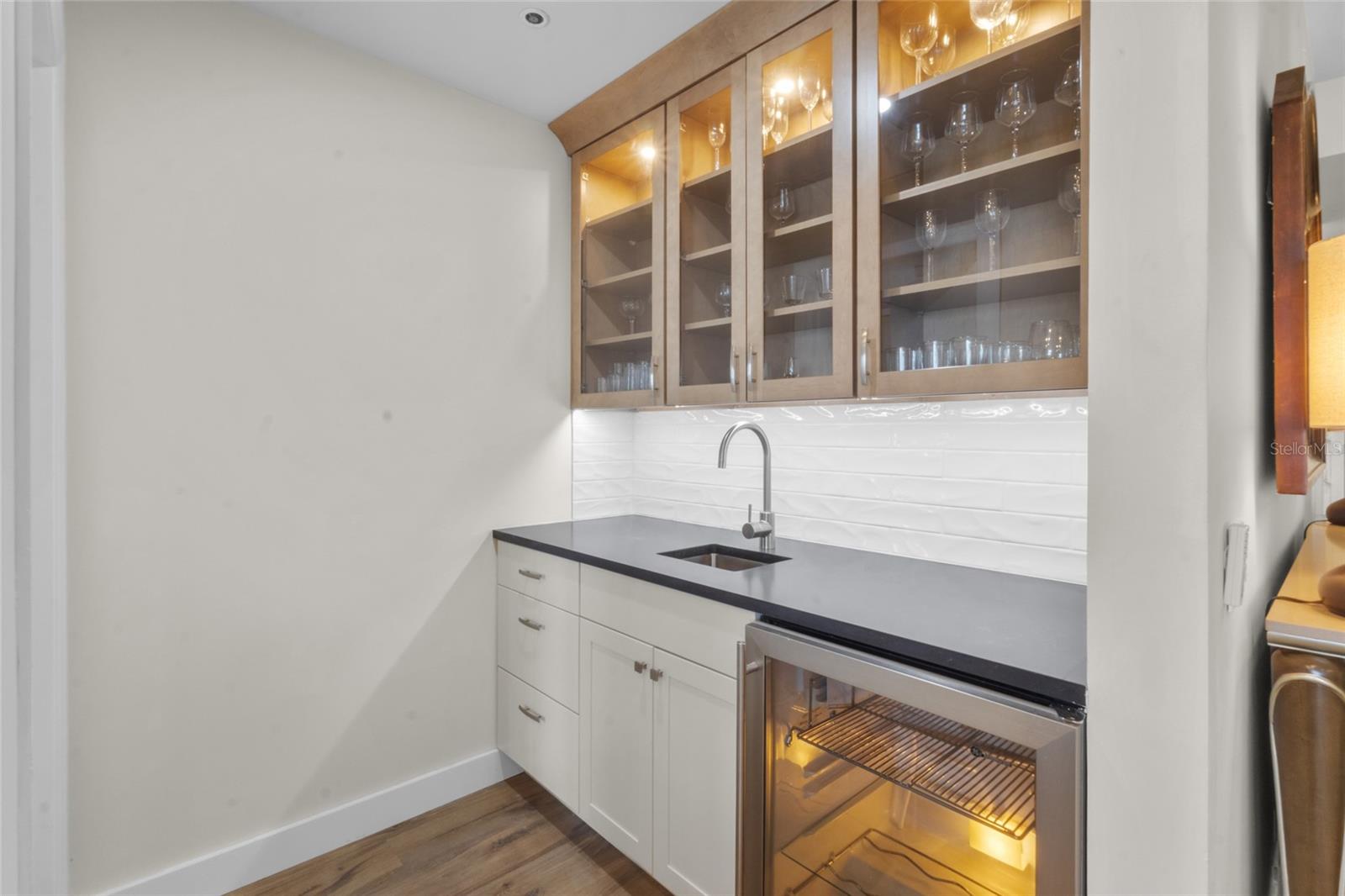 Image 12 of 40 For 615 Dream Island Place 105