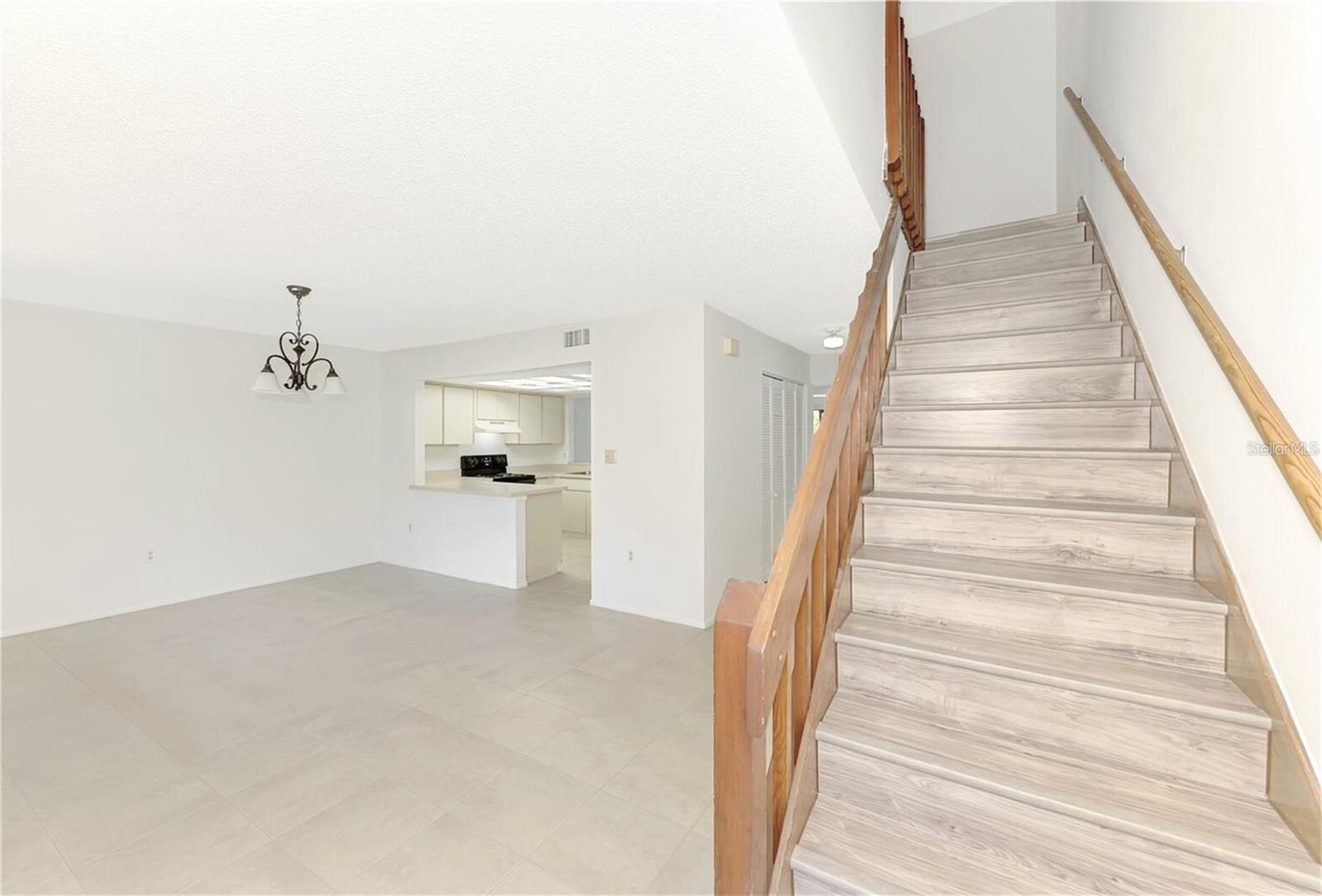 Image 3 of 45 For 935 Sunridge Way B4