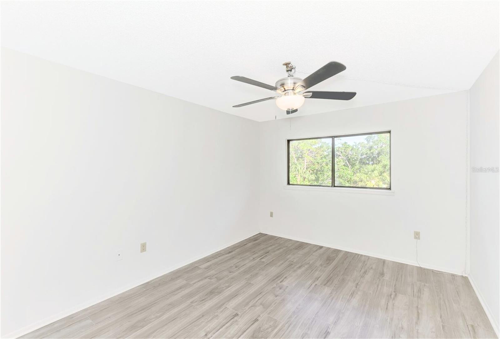 Image 30 of 45 For 935 Sunridge Way B4