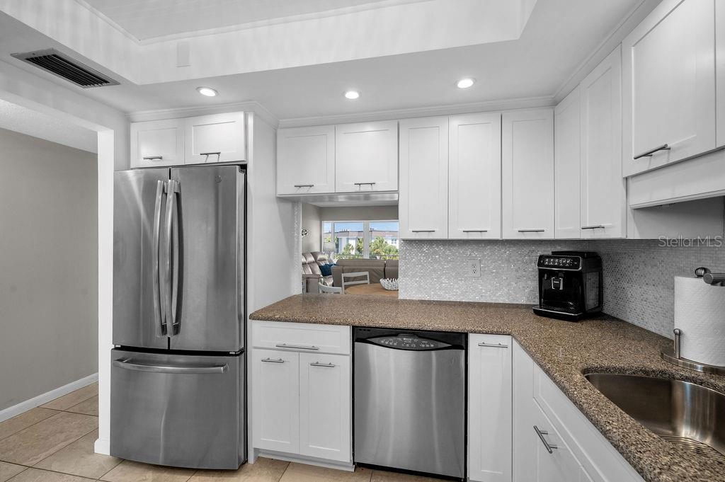 Image 12 of 51 For 600 Sutton Place B302