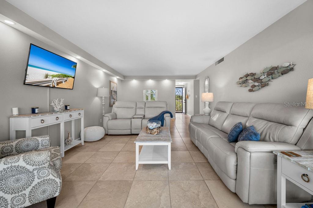 Image 6 of 51 For 600 Sutton Place B302