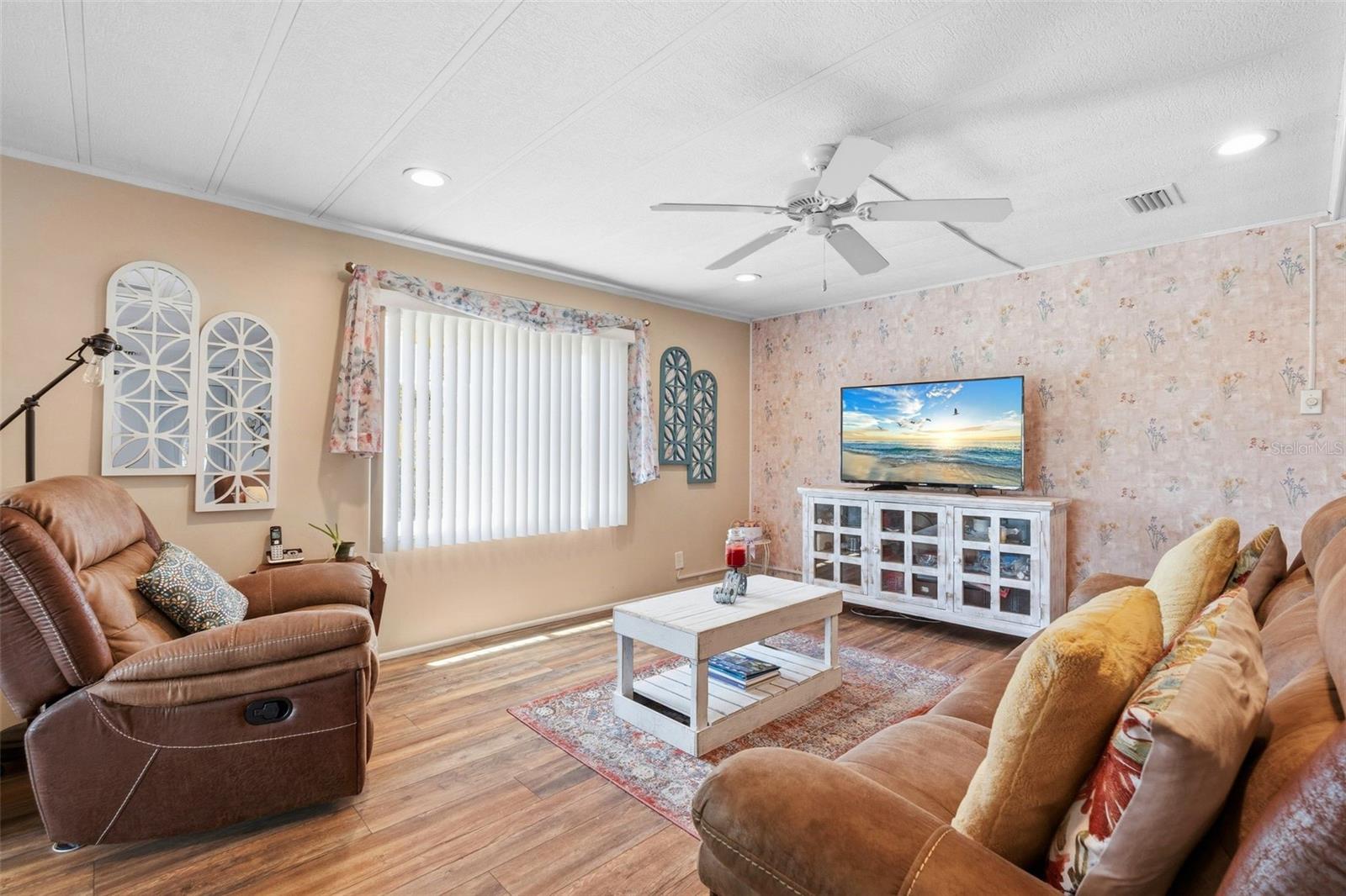 Image 5 of 34 For 970 Jolanda Circle