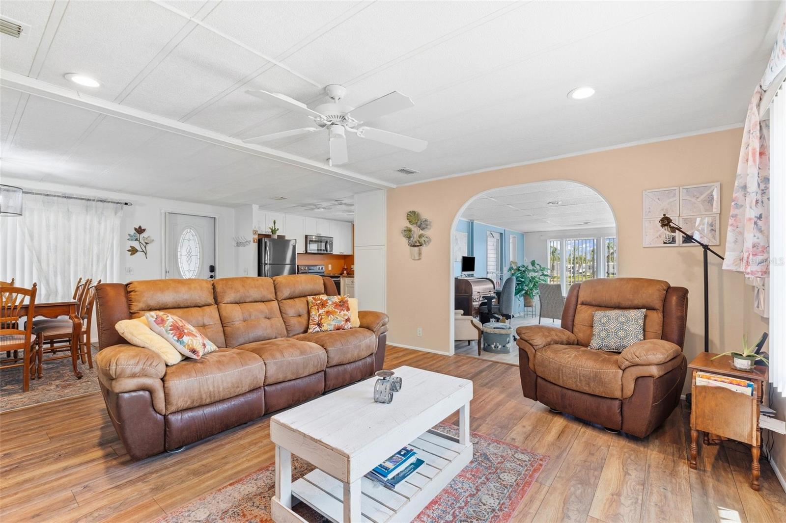 Image 6 of 34 For 970 Jolanda Circle