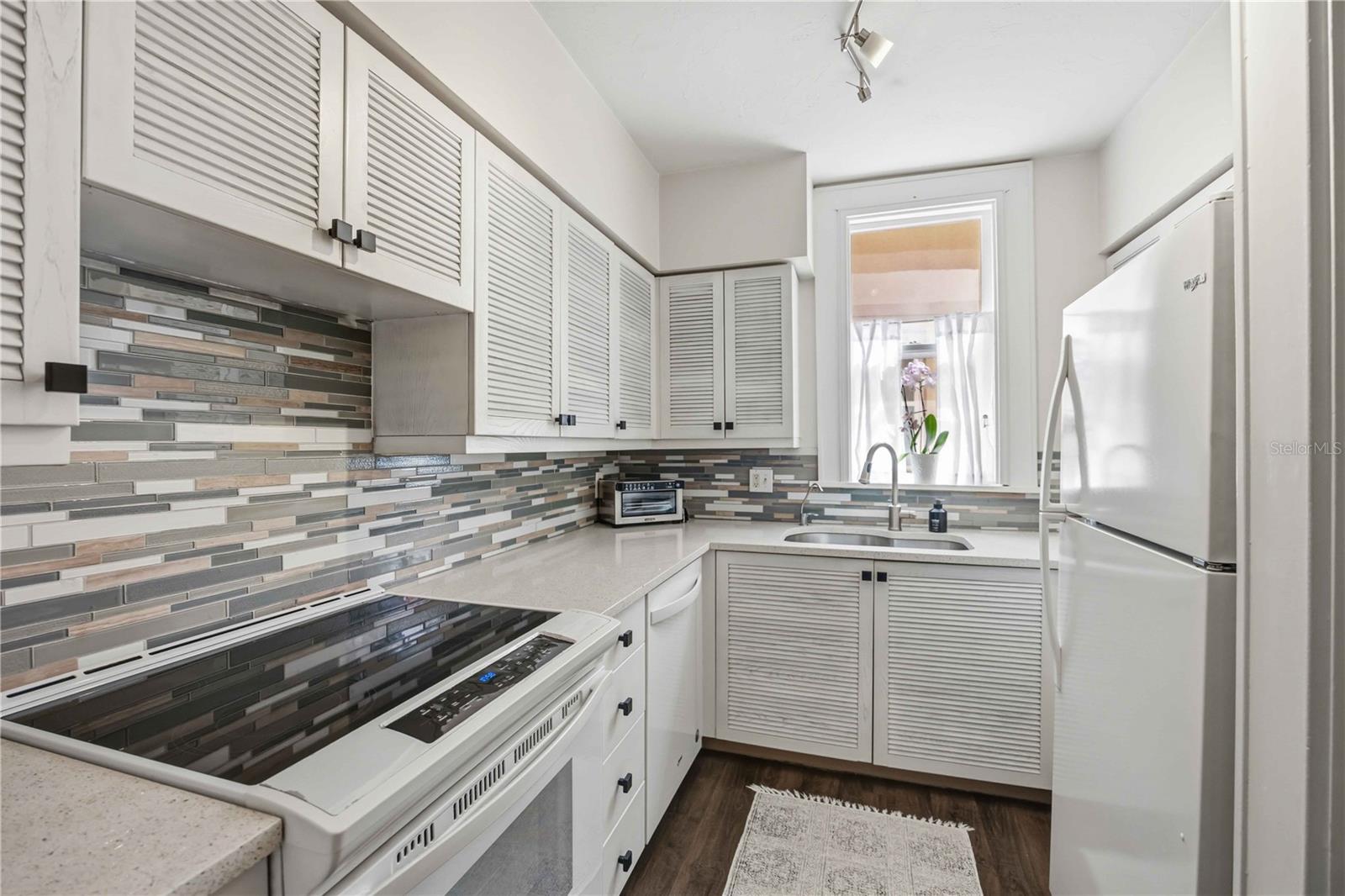 Image 11 of 34 For 1221 Palm Avenue 203