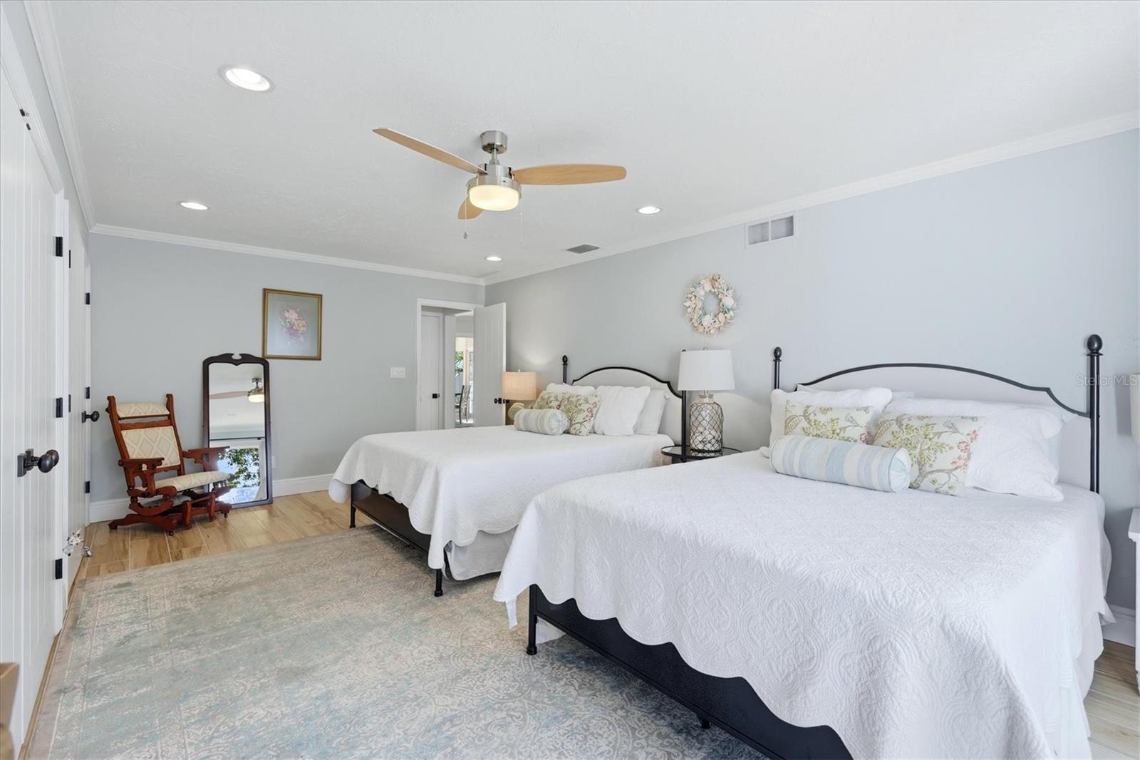 Image 22 of 45 For 6005 Midnight Pass Road S6