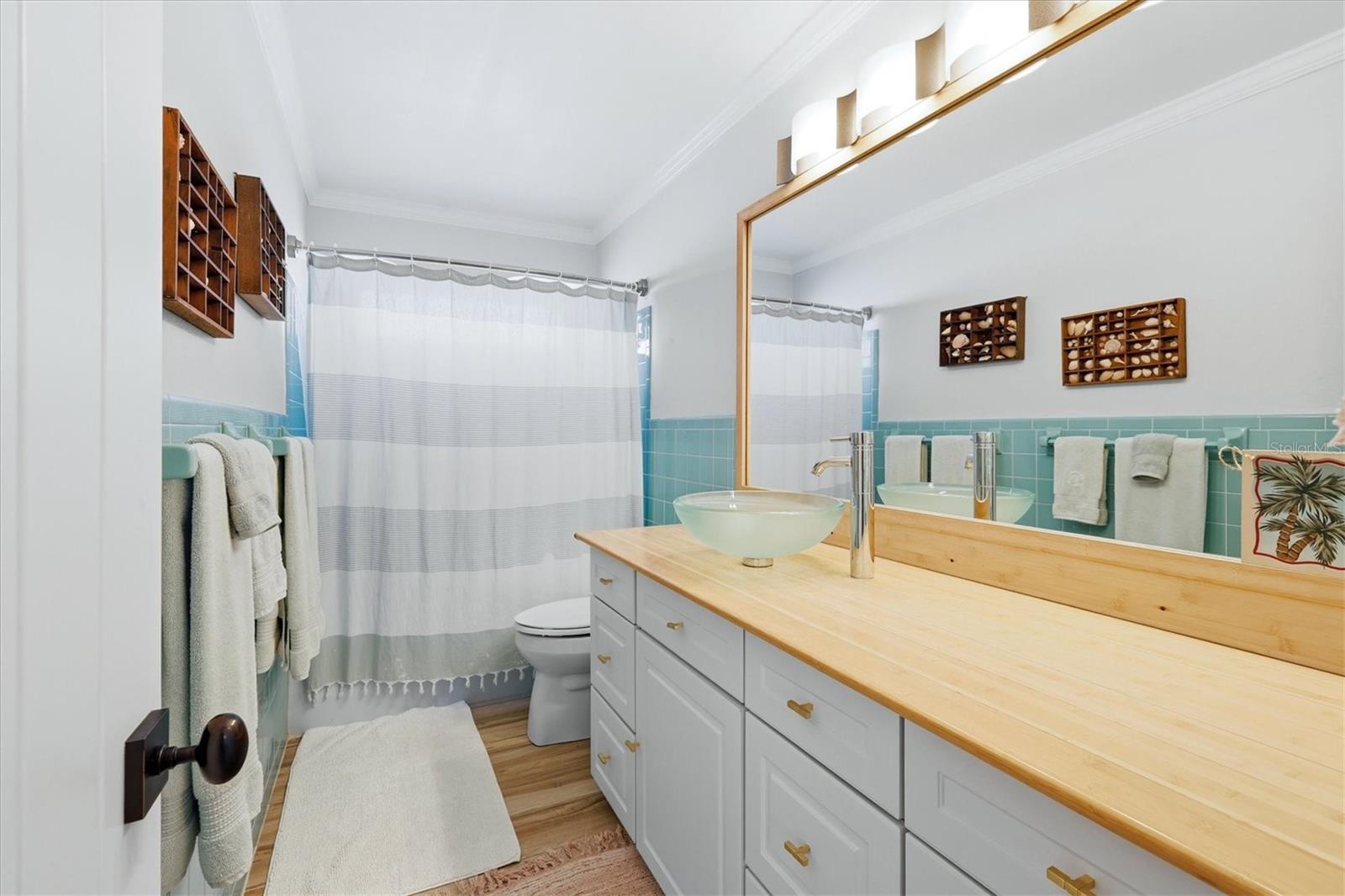 Image 23 of 45 For 6005 Midnight Pass Road S6