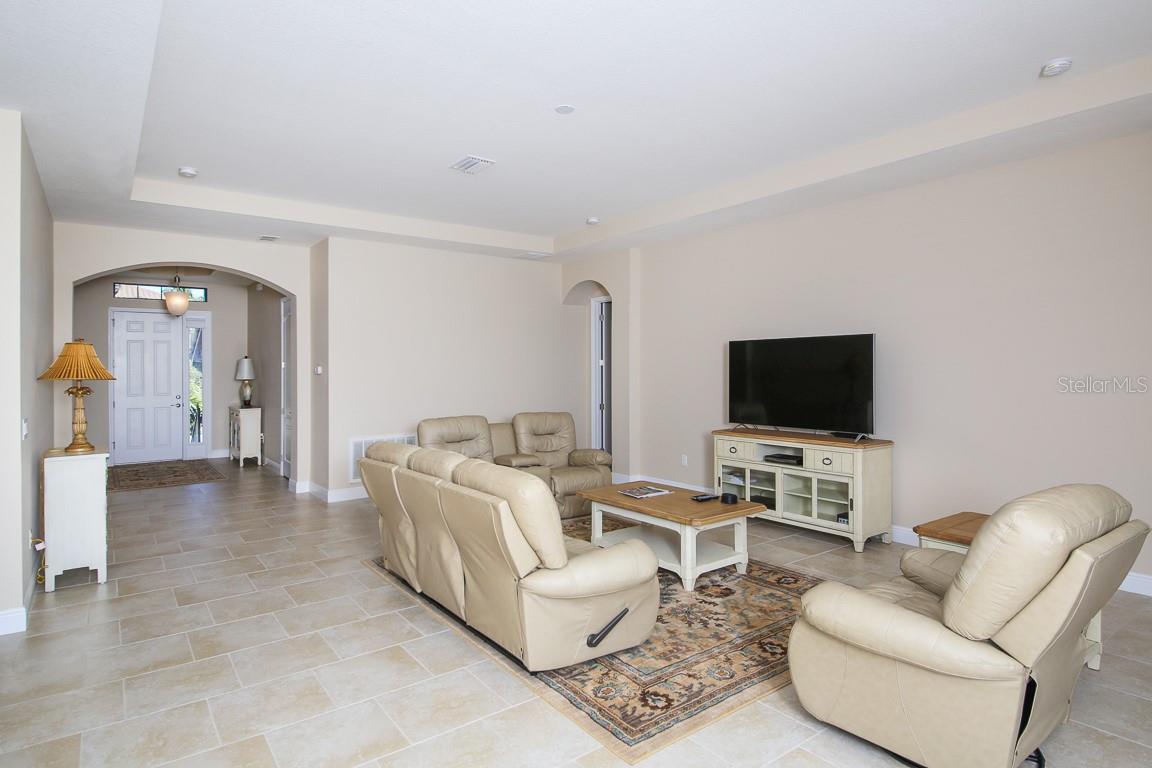 Image 6 of 51 For 5614 Title Row Drive