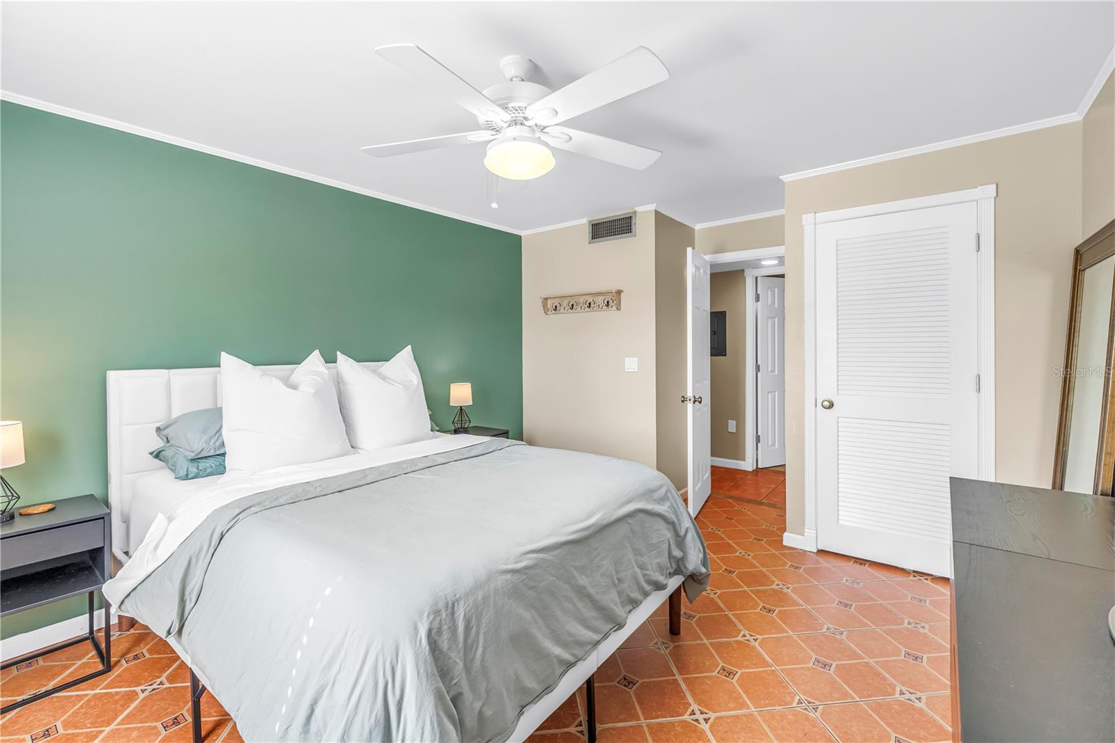 Image 17 of 41 For 3269 Beneva Road 102