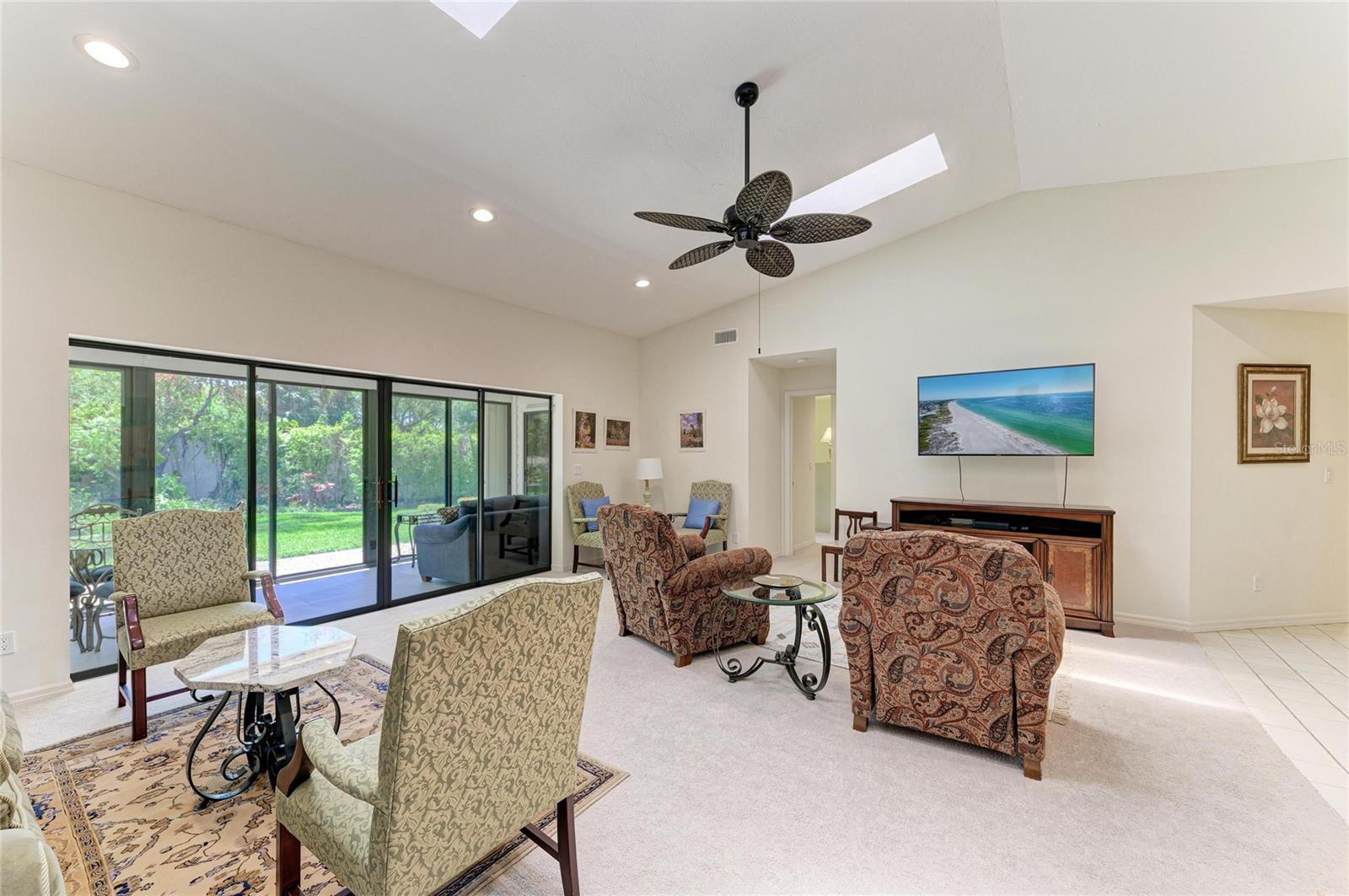 Image 10 of 46 For 3946 Wilshire Circle E 168