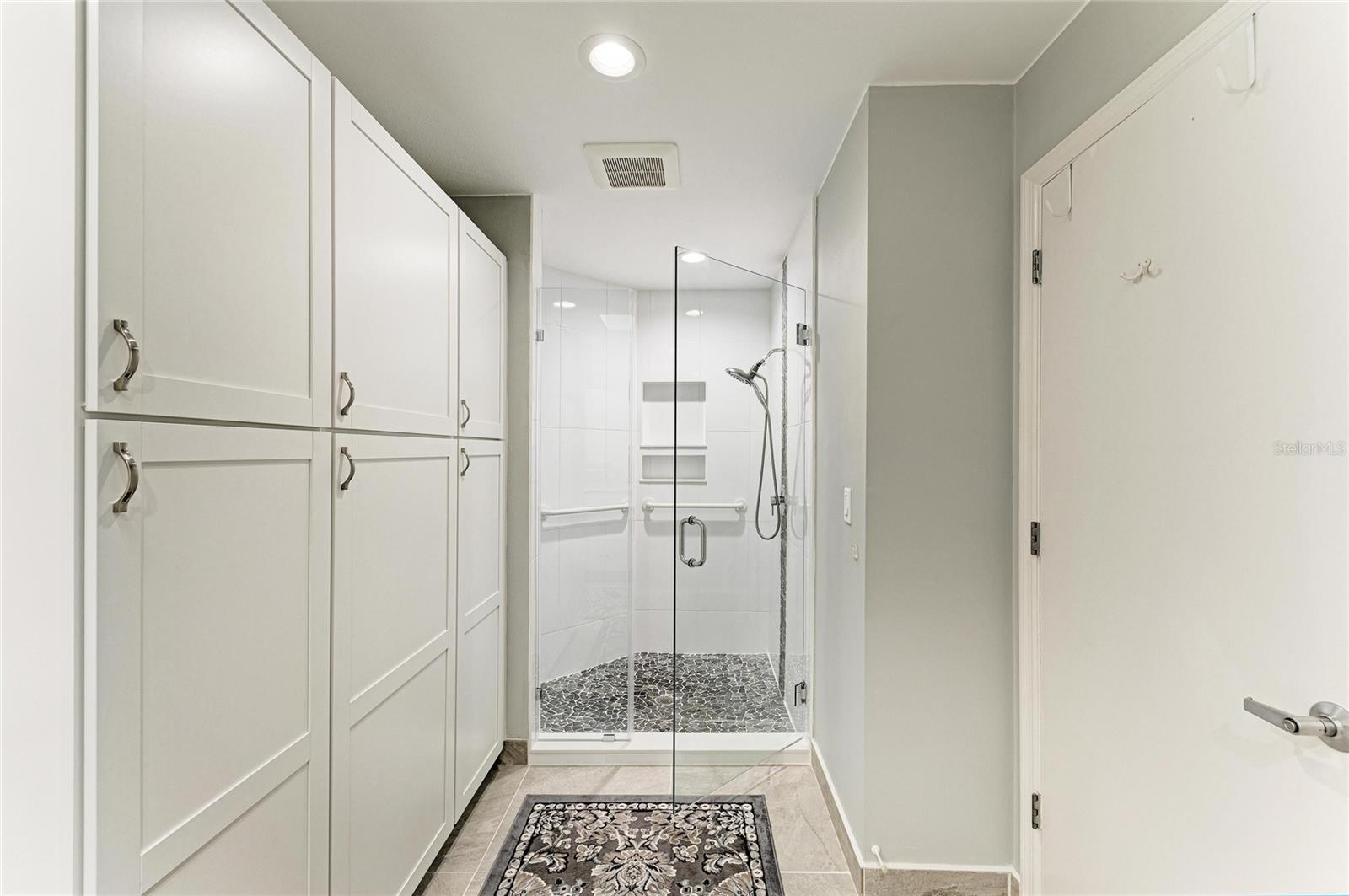 Image 27 of 46 For 3946 Wilshire Circle E 168