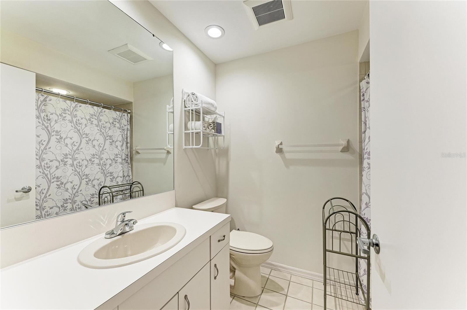 Image 31 of 46 For 3946 Wilshire Circle E 168