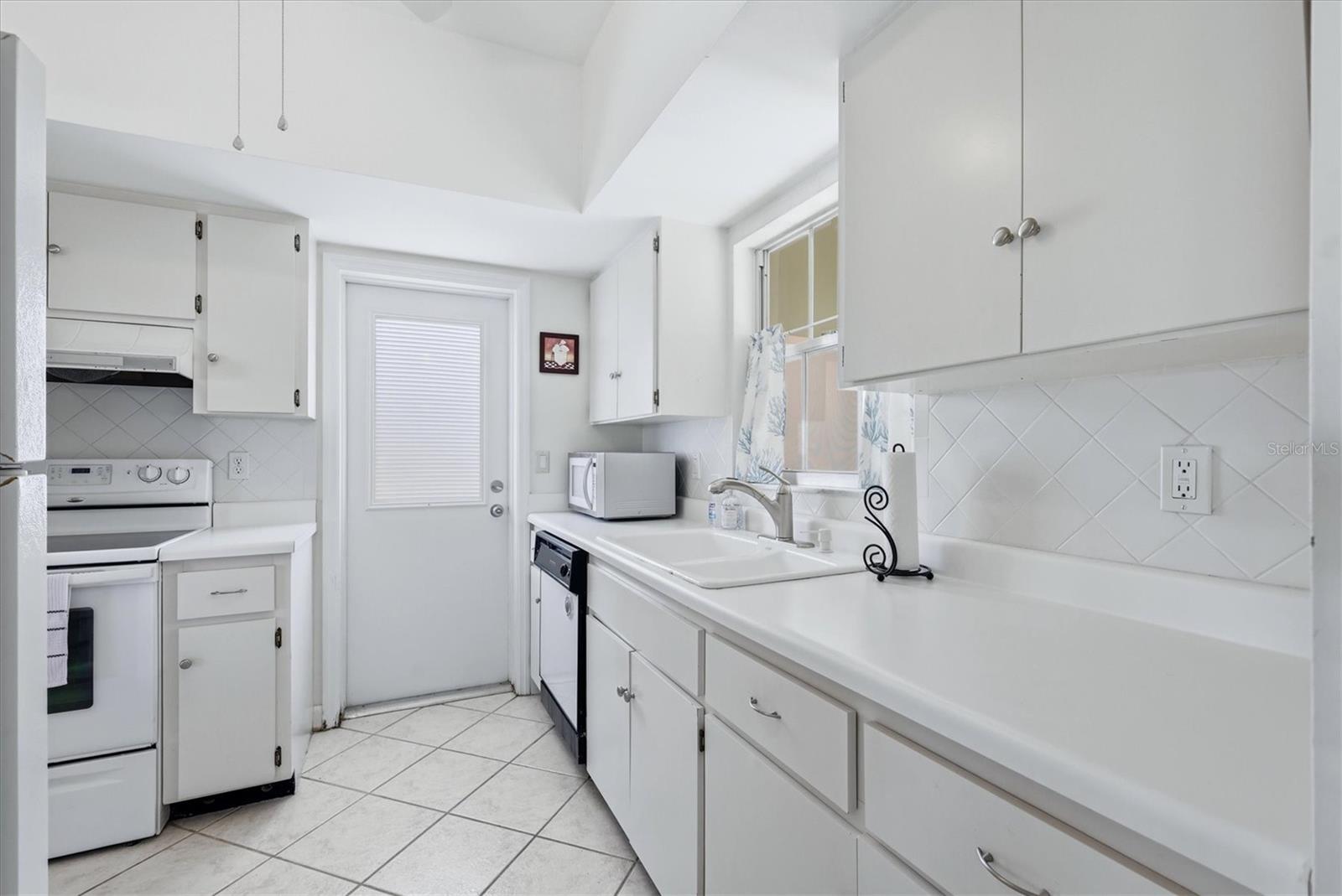 Image 19 of 48 For 5887 Tidewood Avenue 2