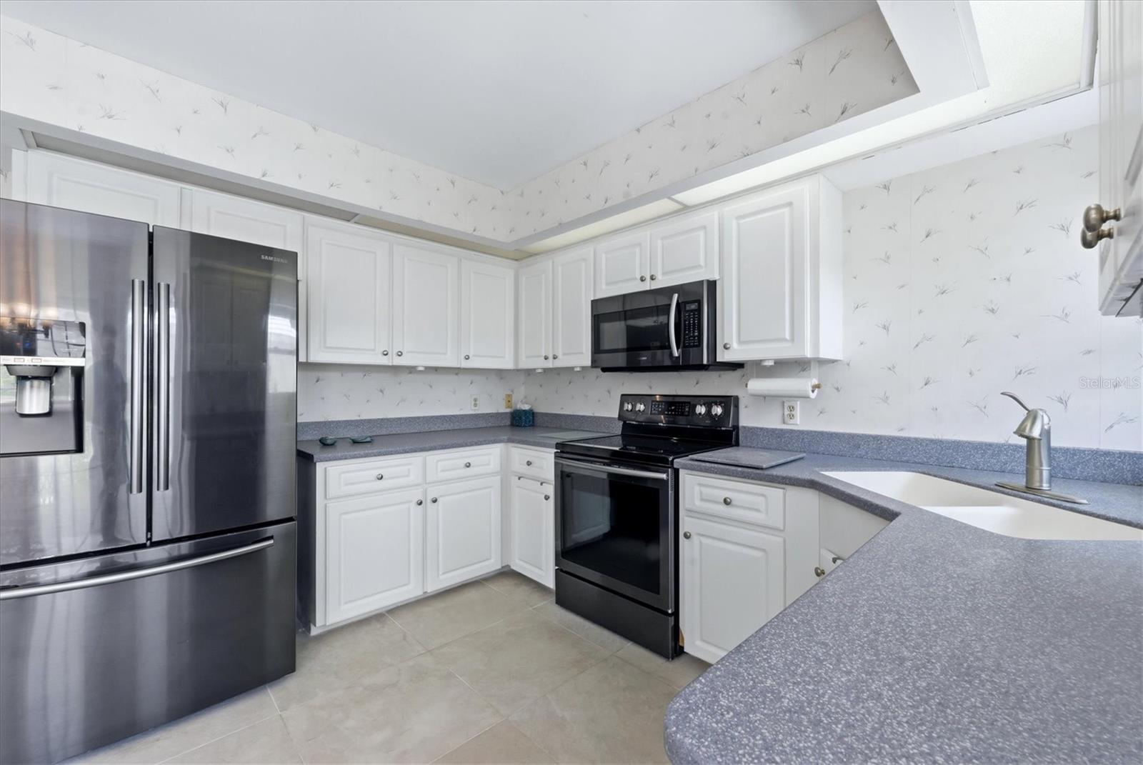 Image 11 of 29 For 733 Harrington Lake Drive N 25