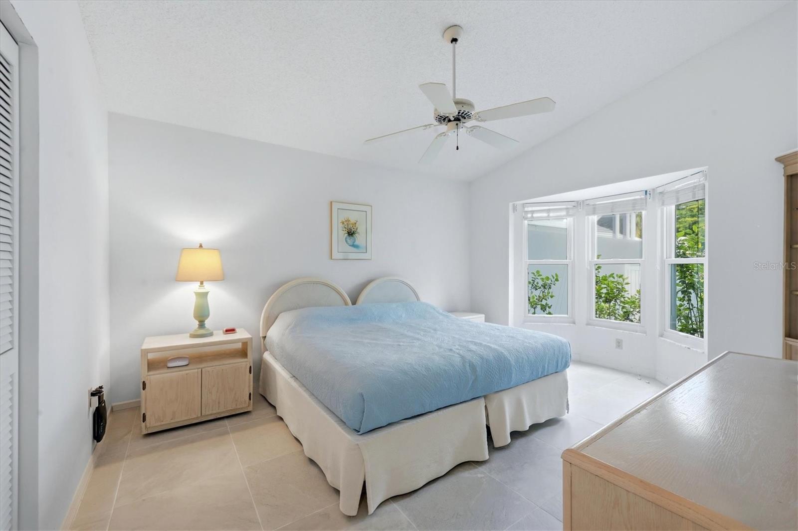 Image 17 of 29 For 733 Harrington Lake Drive N 25