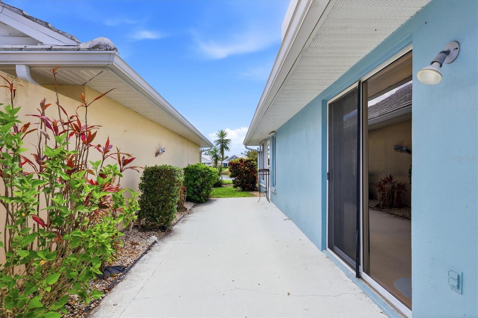 Image 3 of 29 For 733 Harrington Lake Drive N 25