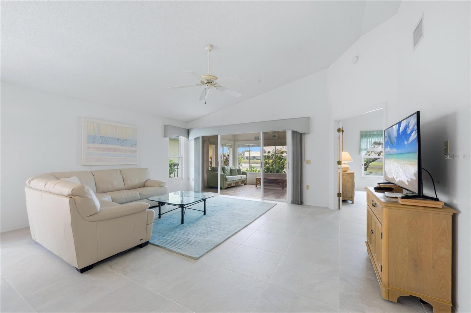 Image 4 of 29 For 733 Harrington Lake Drive N 25