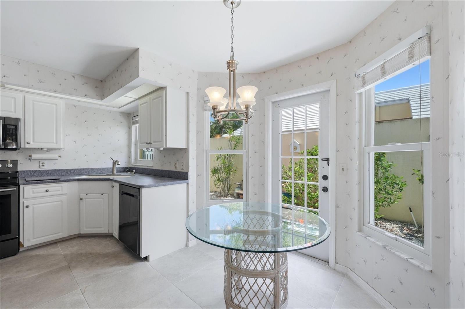 Image 9 of 29 For 733 Harrington Lake Drive N 25