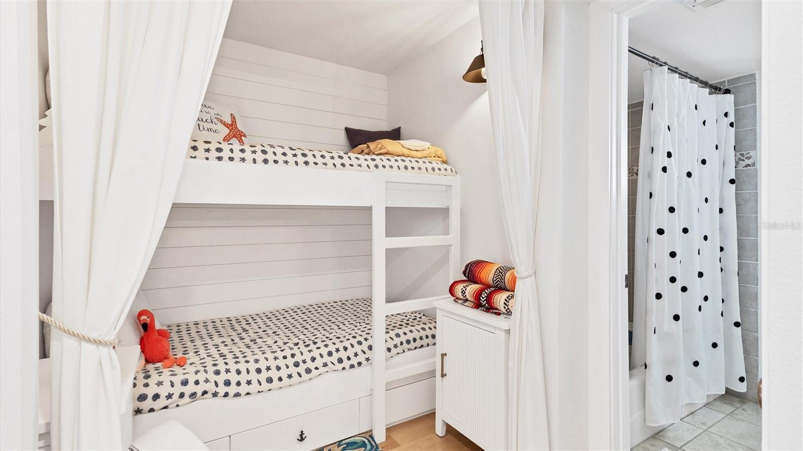 Image 25 of 43 For 9200 Midnight Pass Road 24