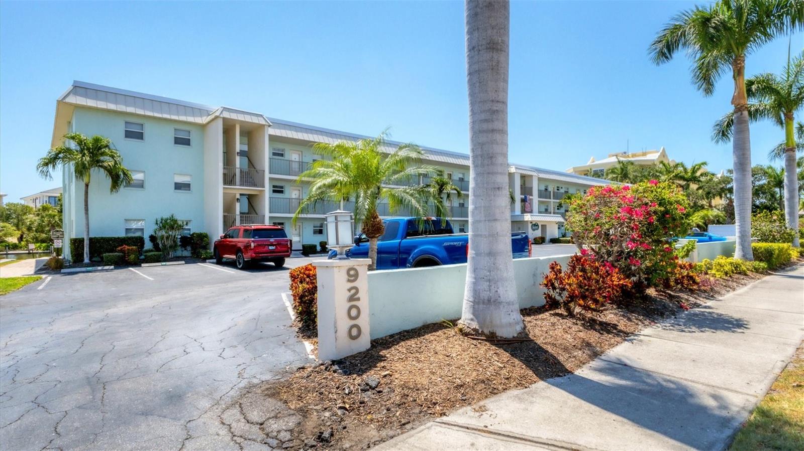 Image 4 of 43 For 9200 Midnight Pass Road 24