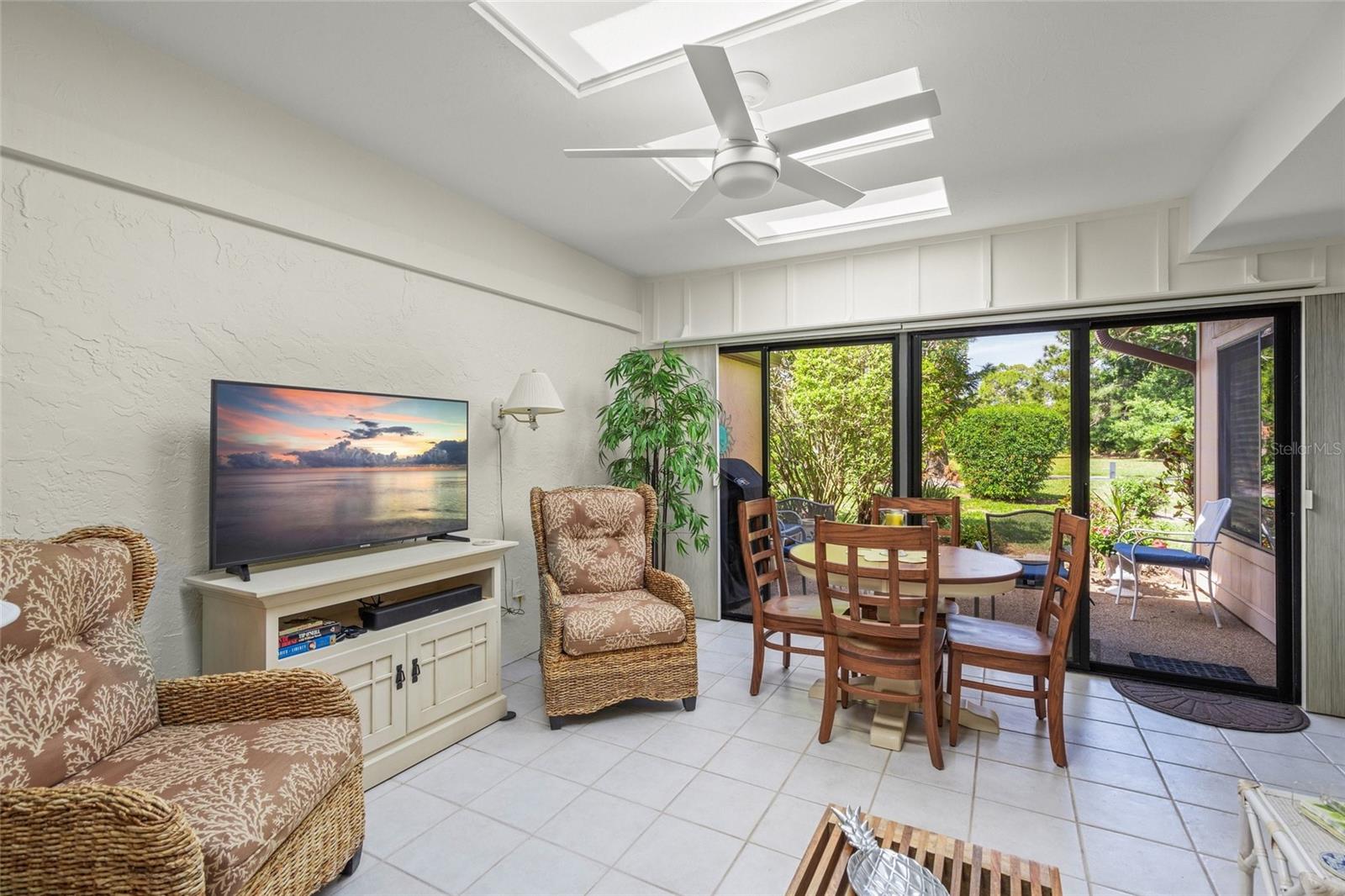 Image 20 of 41 For 4688 Oak Hollow Drive 25