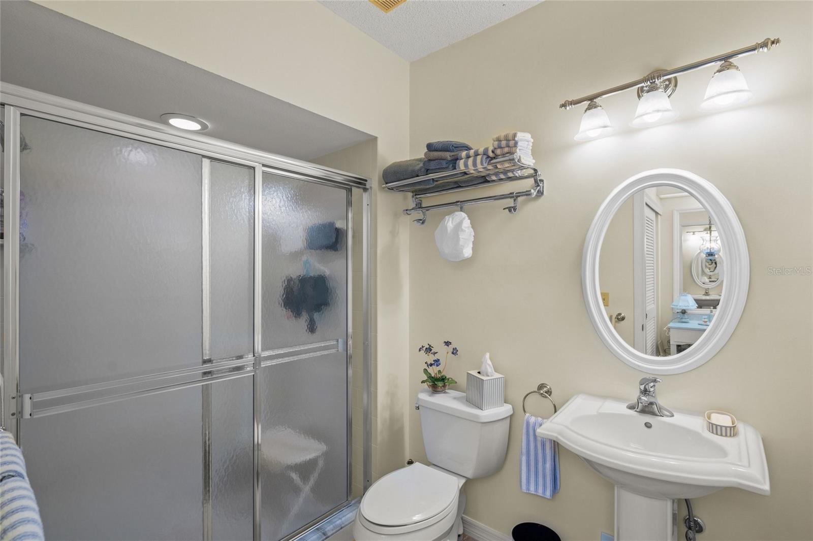 Image 28 of 41 For 4688 Oak Hollow Drive 25