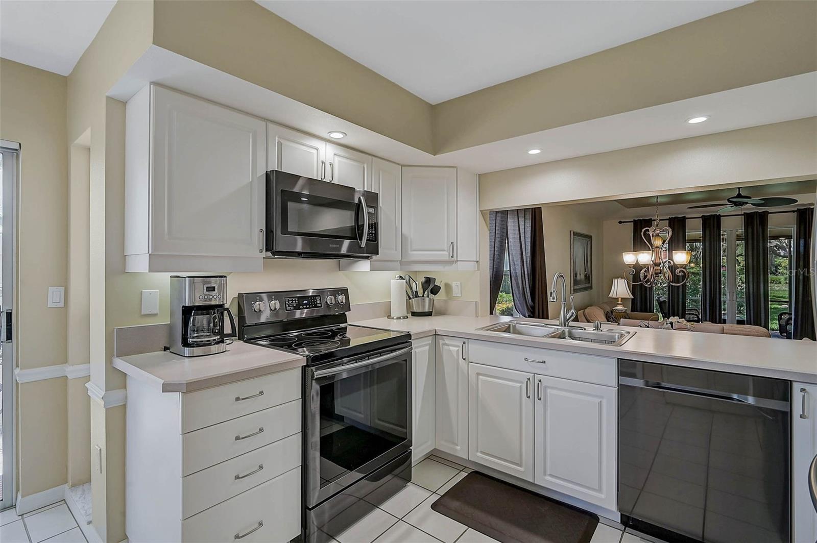 Image 8 of 50 For 7341 Golf Pointe Circle