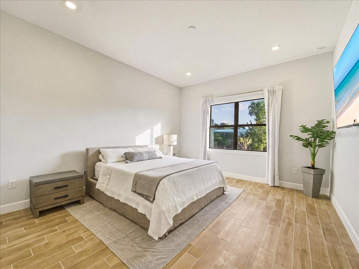 Image 21 of 59 For 6013 Silver Grass Court