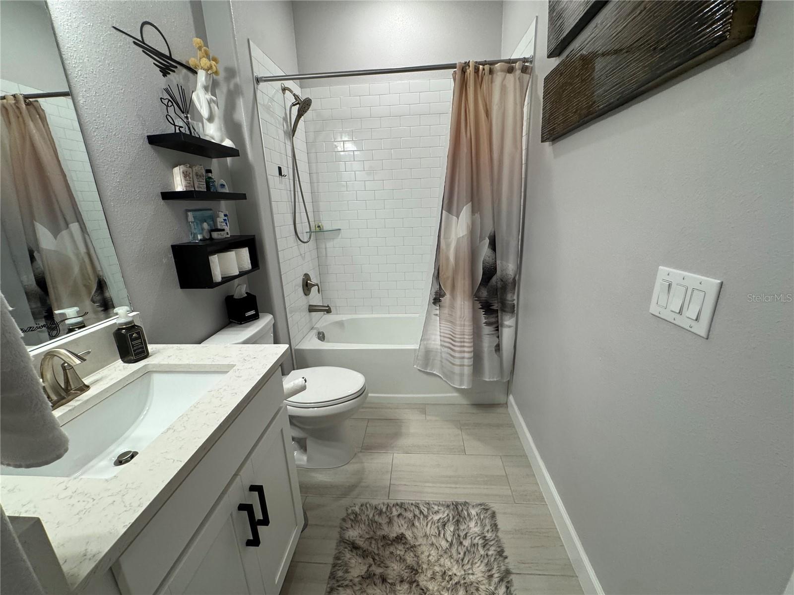 Image 18 of 55 For 12842 Lily Quartz Loop