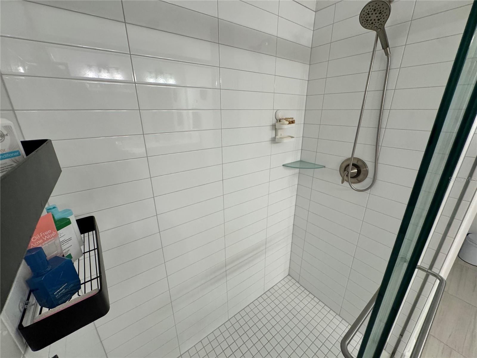 Image 25 of 55 For 12842 Lily Quartz Loop