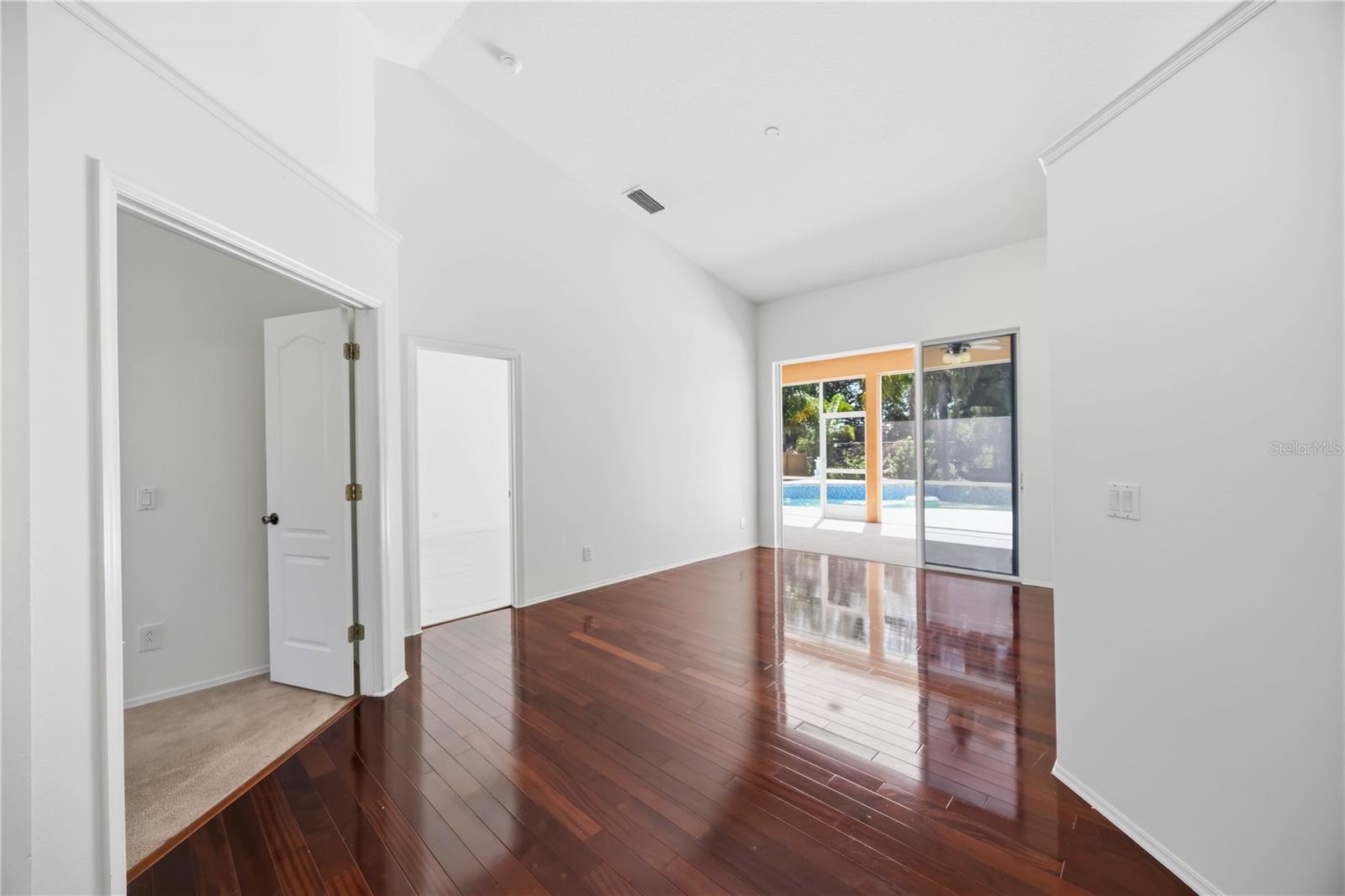 Image 11 of 79 For 562 Oak Bay Drive