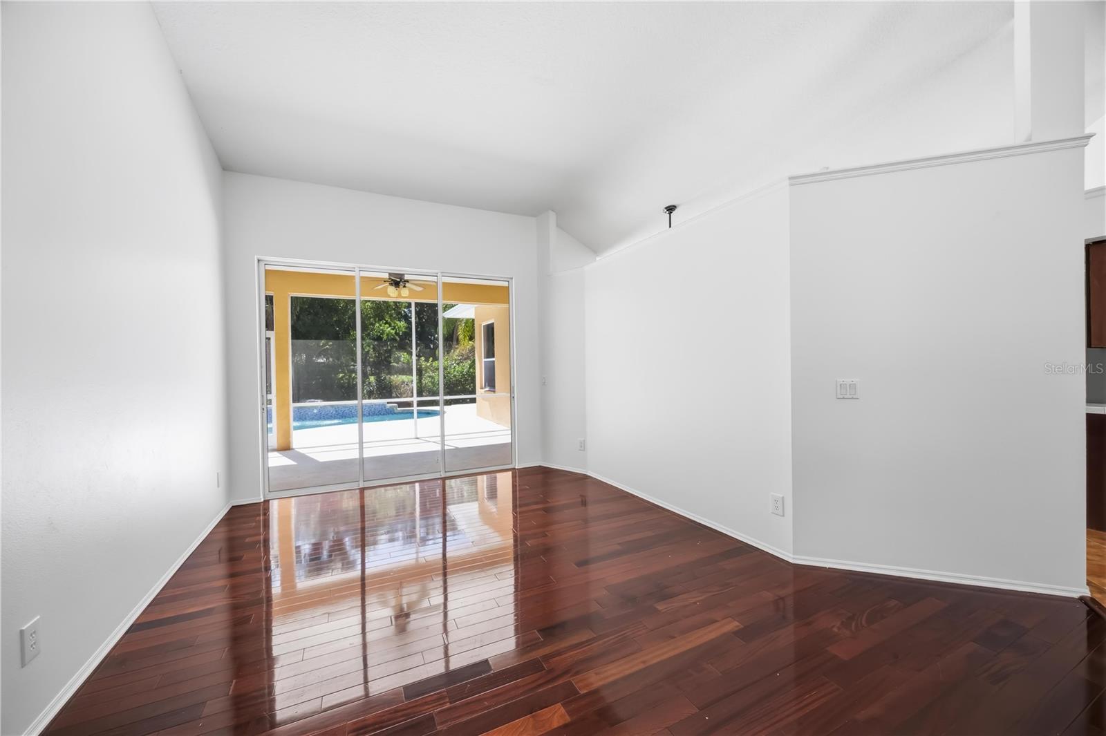 Image 12 of 79 For 562 Oak Bay Drive